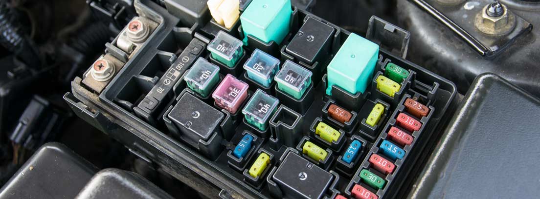 Vista general de caja de fusibles de diferentes colores en coche