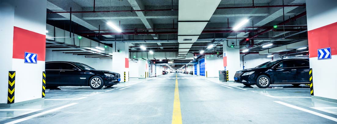 Coches aparcados en plazas de garaje subterráneo