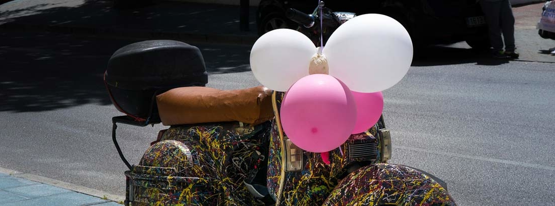 Vespa adornada con globos