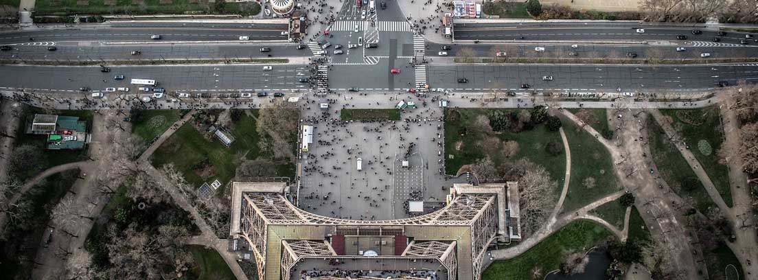 Vista aérea de los alrededores de la Torre Eiffel en Paris