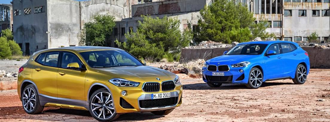 Dos modelos BMW X” en amarillo y azul estacionados