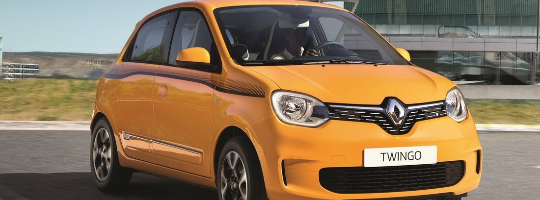 Renault Twingo amarillo en carretera