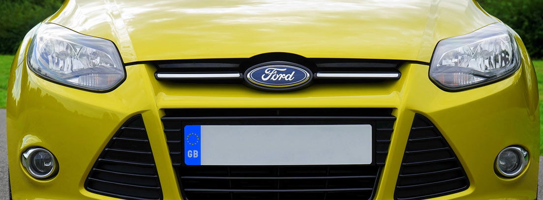 Frontal de un Ford en amarillo