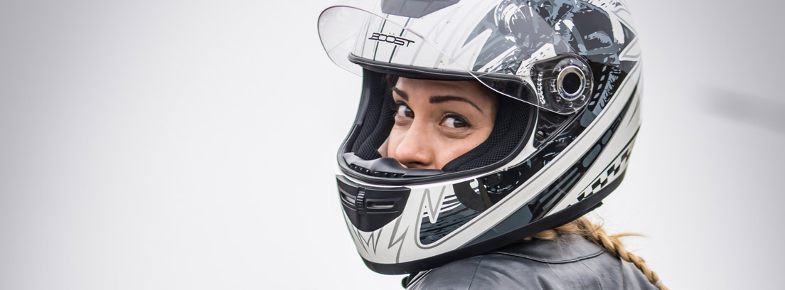 Mujer con casco para moto mirando a cámara
