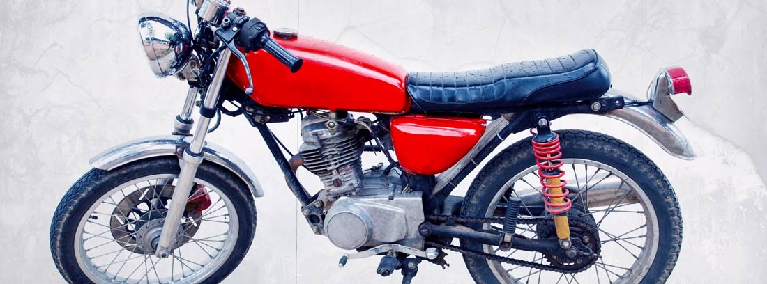 Motocicleta clásica de color rojo