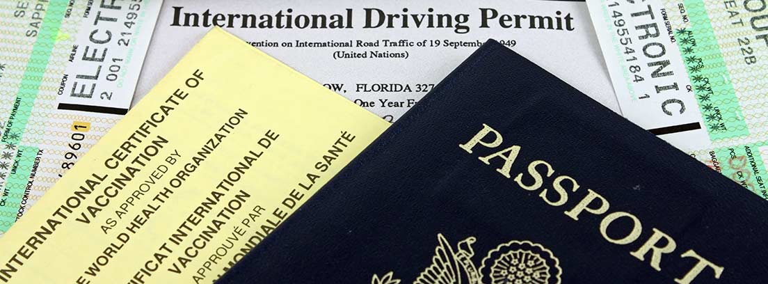 Varios documentos, como un pasaporte y un carnet de conducir internacional