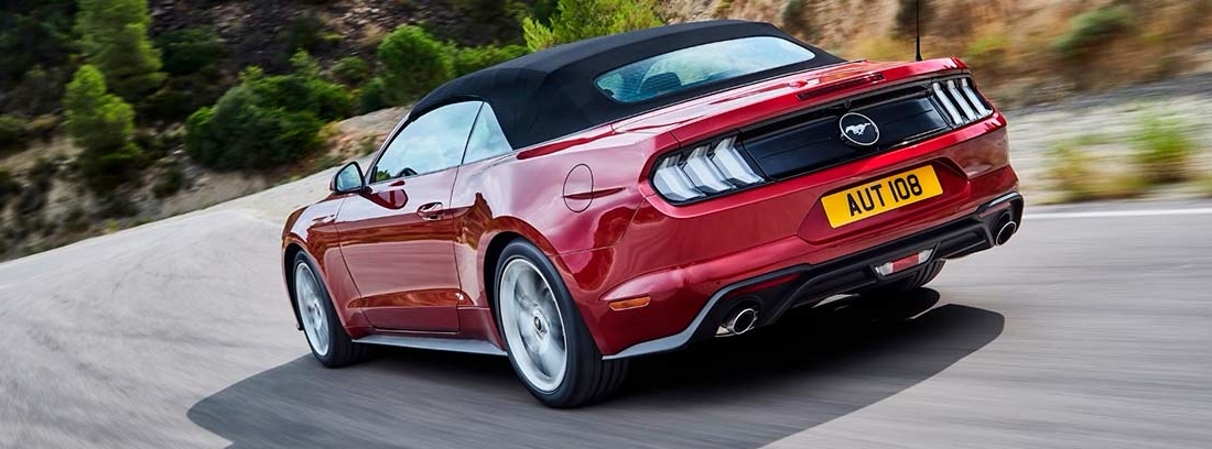 Ford Mustang actual color rojo circulando por carretera