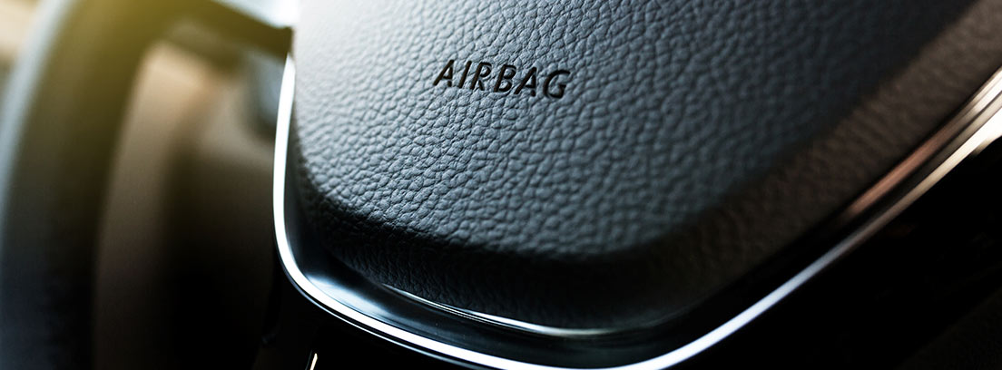Volante de un coche mostrando la palabra airbag