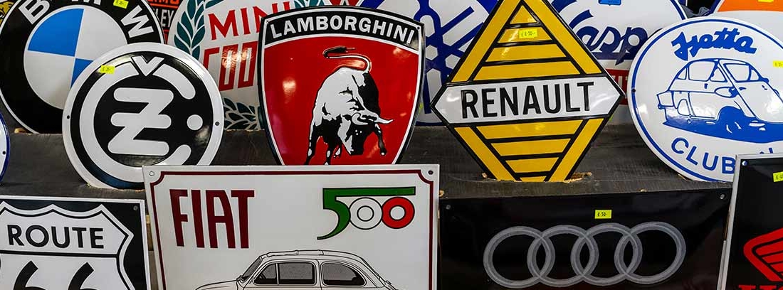 Muchos logotipos y marcas de coches puestas en líneas paralelas.
