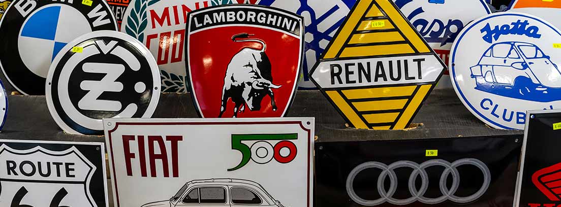 Muchos logotipos y marcas de coches puestas en líneas paralelas.