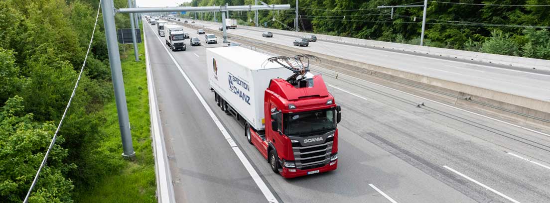 Uno de los camiones híbridos circulando por la eHighway de Alemania