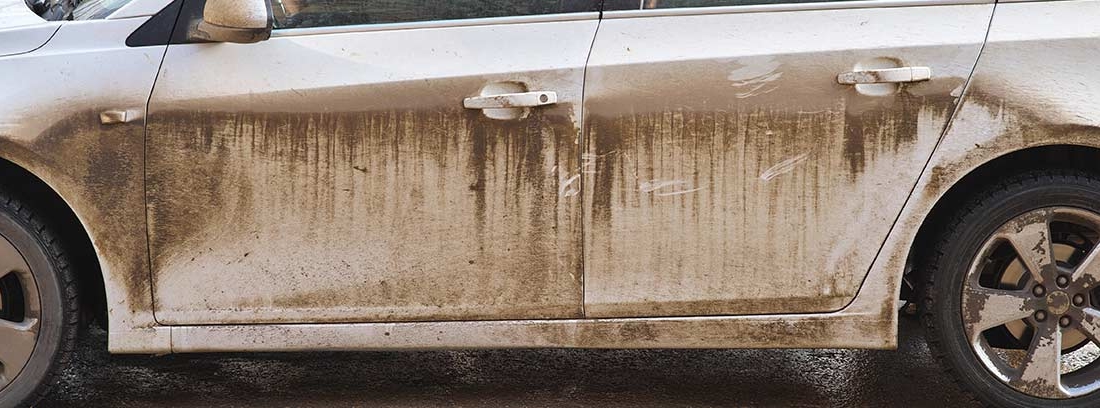 Vista parcial de un coche sucio
