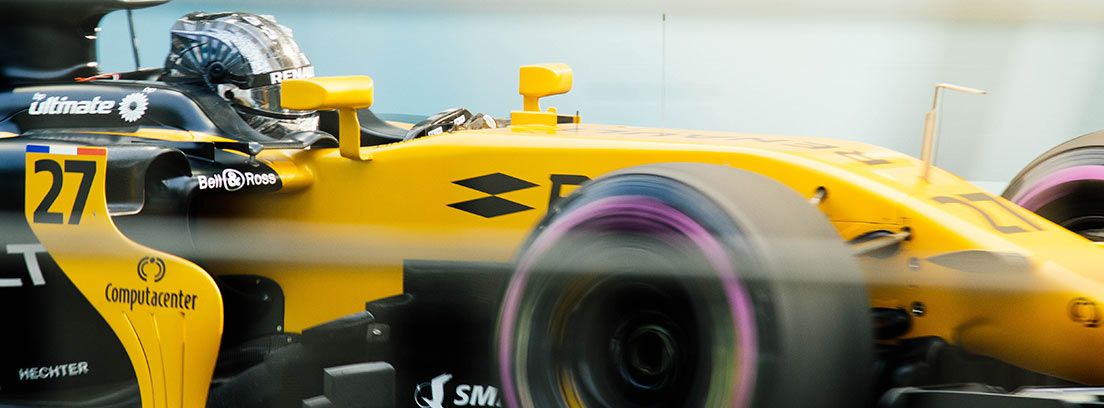 Parte delantera y lateral de coche de fórmula 1 de color amarillo y con detalles en negro