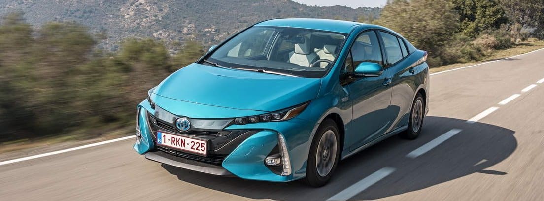 Nuevo Toyota Prius Plug-In azul circulando por una carretera