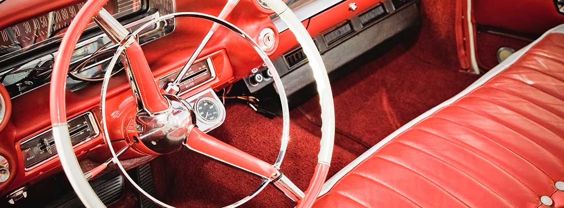 Interior de coche con tapicería y detalles en cuero rojo