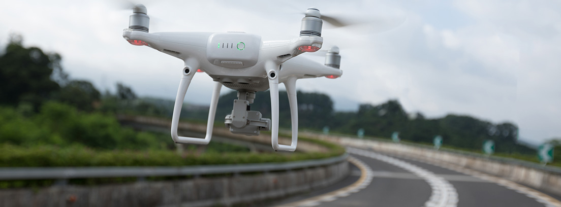Dron sobrevolando una carretera
