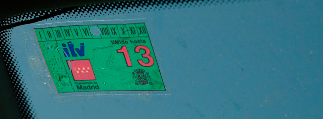 Pegatina ITV colocada en el parabrisas de un vehículo