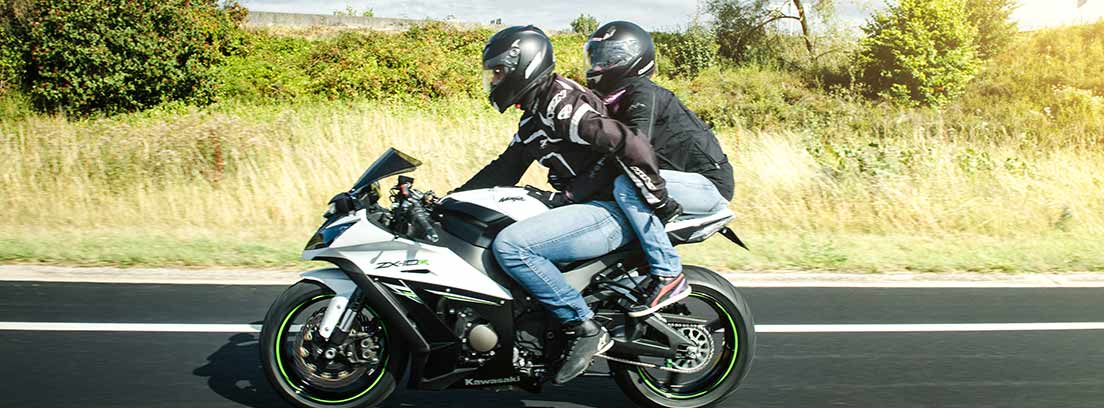 Dos personas viajando en una moto