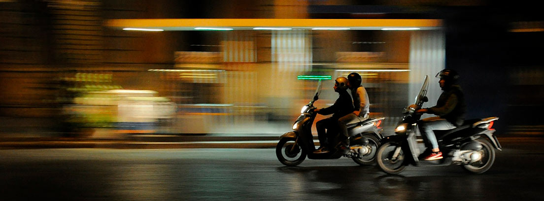 Dos motos circulando a gran velocidad por una carretera