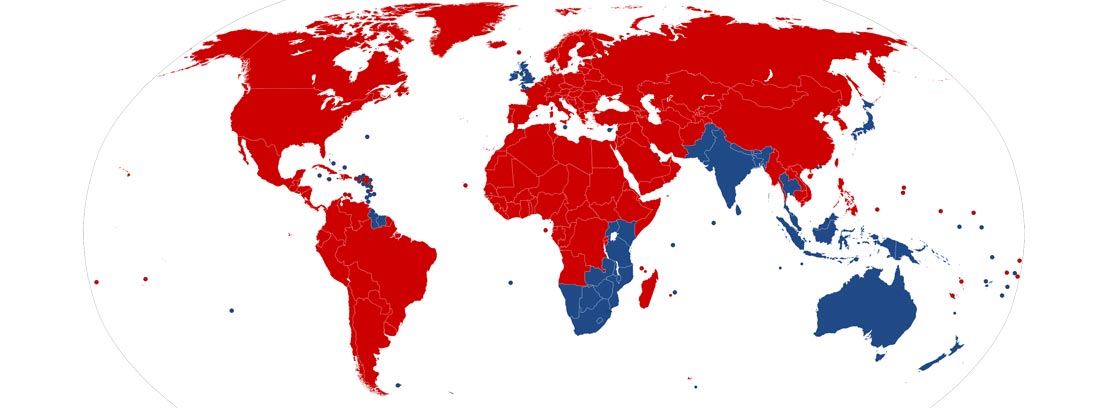 Mapa que indica los países en los que se conduce por el lado derecho de la calle (rojo) y por el lado izquierdo (azul)