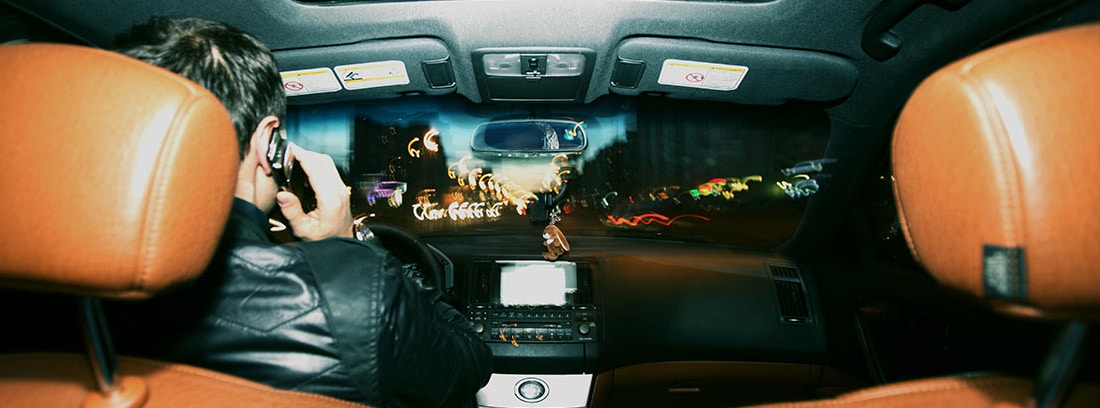 Interior de coche con conductor y luces de cortesía.