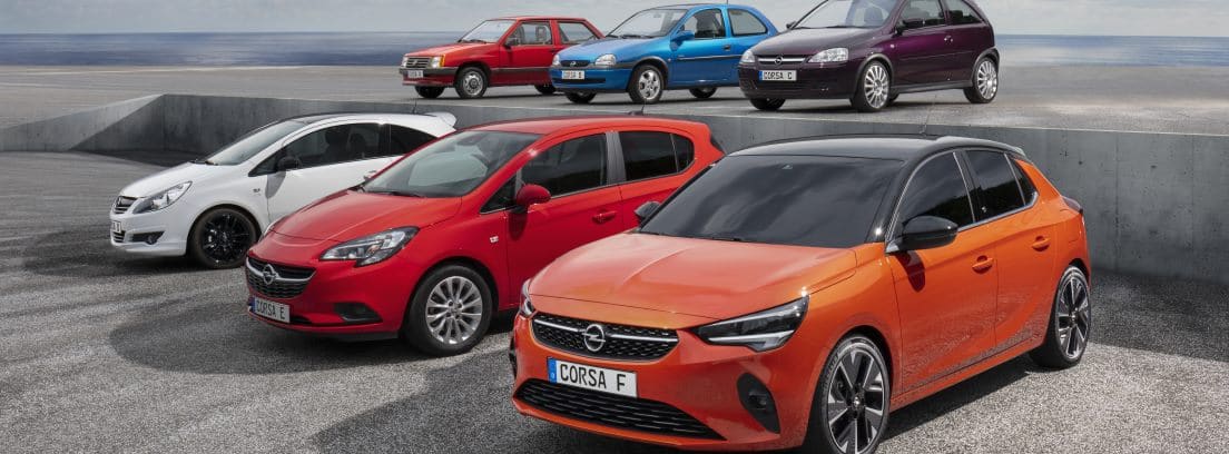 Coches dispuestos en fila para mostrar la nueva gama del Opel Corsa