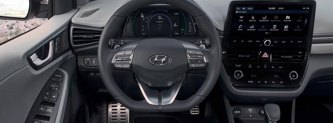 Detalle del volante y la pantalla de info-entretenimiento del nuevo Hyundai IONIQ 1.6 GDI PHEV