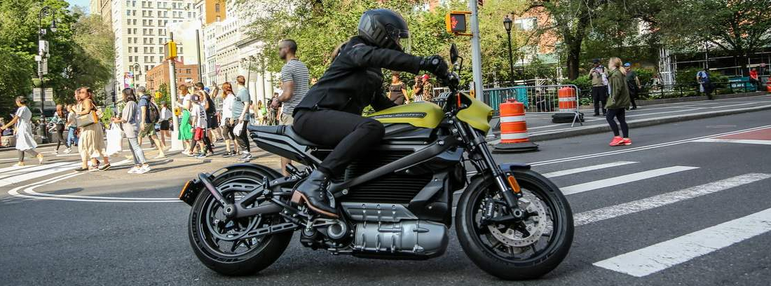 Mujer conduciendo la nueva Harley-Davidson Livewire Electric por la ciudad