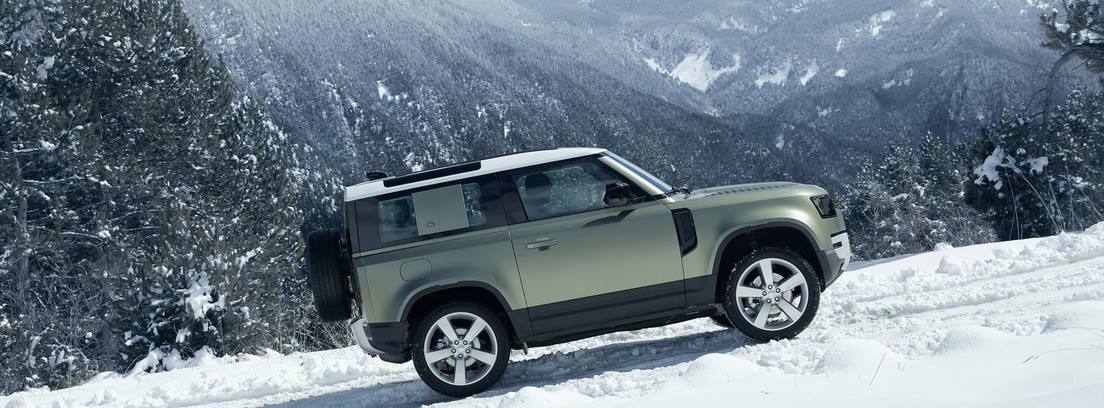 Land Rover Defender en la nieve