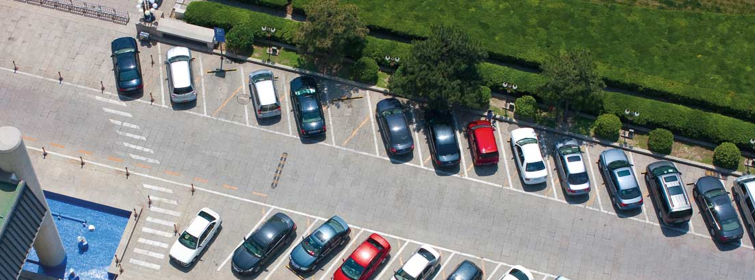 Vista aérea de una zona de aparcamiento