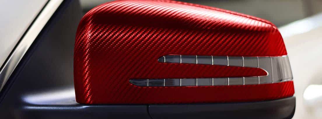 Retrovisor de coche vinilado con pegatinas de carbono de color rojo