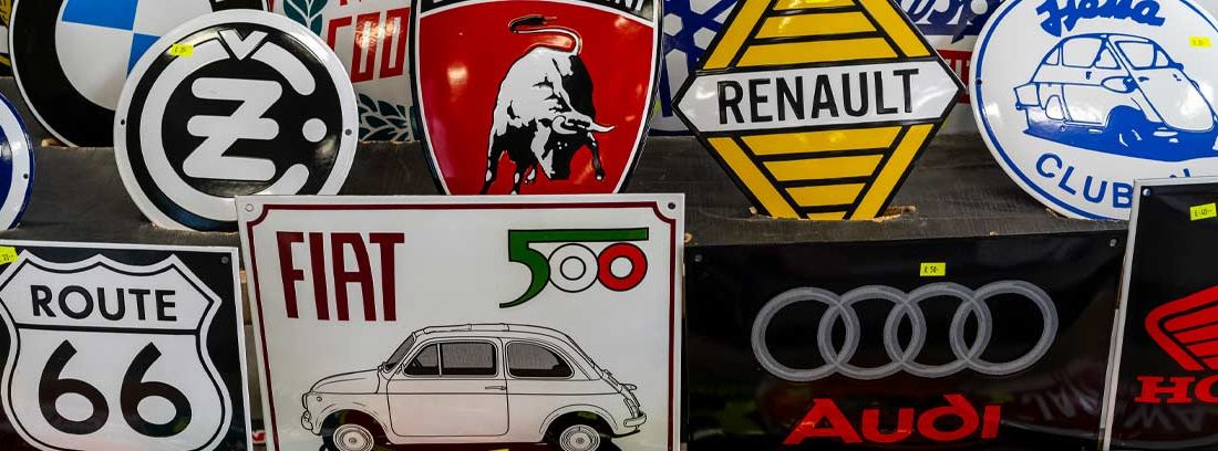 Carteles con los emblemas de varias marcas de coche y moto