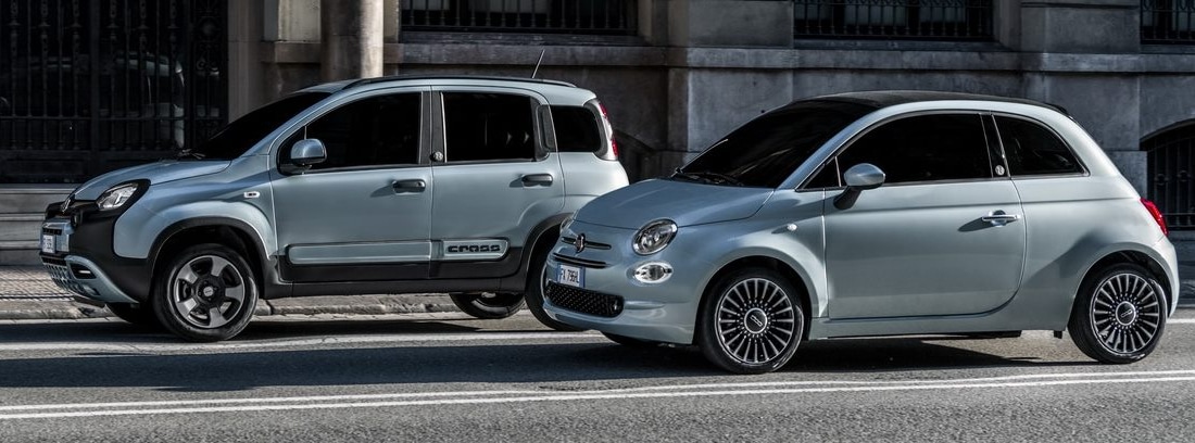 Laterales de los modelos: Fiat 500 Hybrid y Panda Hybrid 2020, en color turquesa.