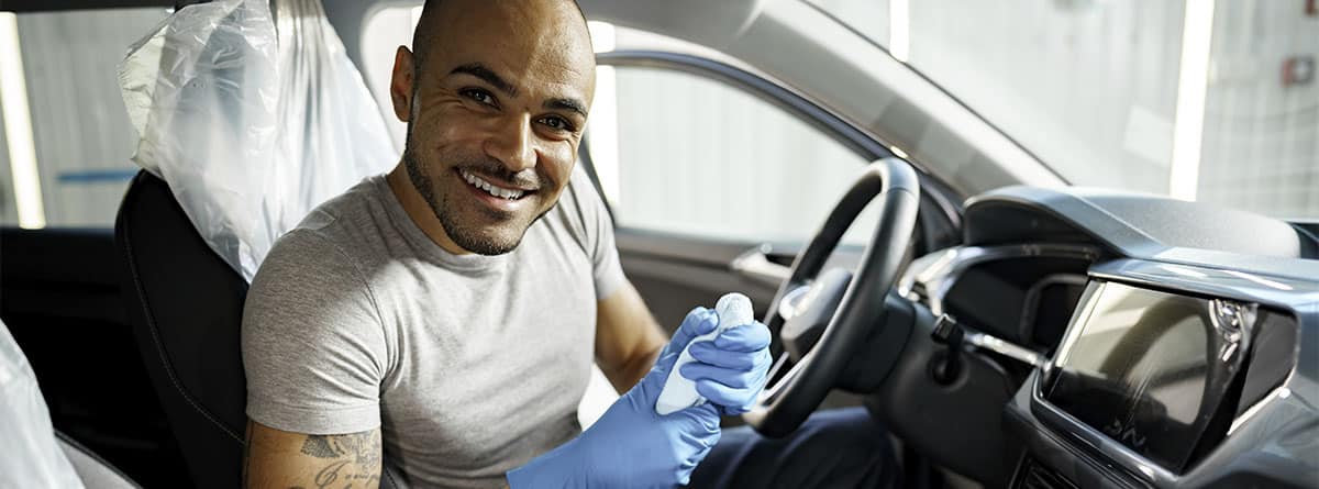 Hombre con guantes en el interior de un coche