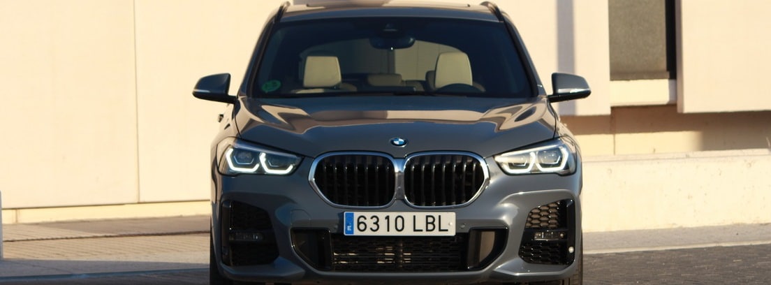 vista frontal del BMW X1 SDrive18i M Sport estacionado