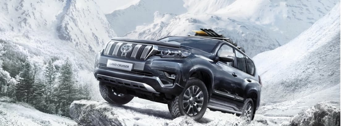 Toyota Land Cruiser 2021 entre montañas nevadas
