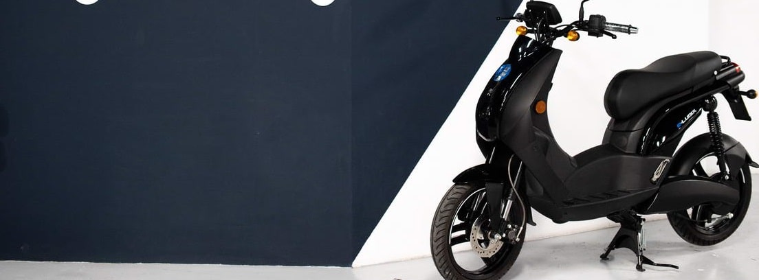 Moto Peugeot e-Ludix negra en una exposición