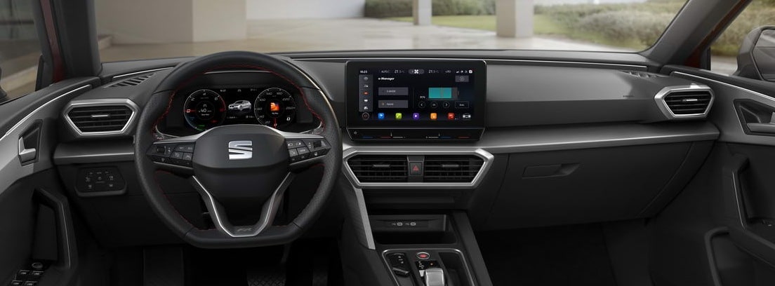 Vista interior del salpicadero y volante del nuevo Seat León e-Hybrid