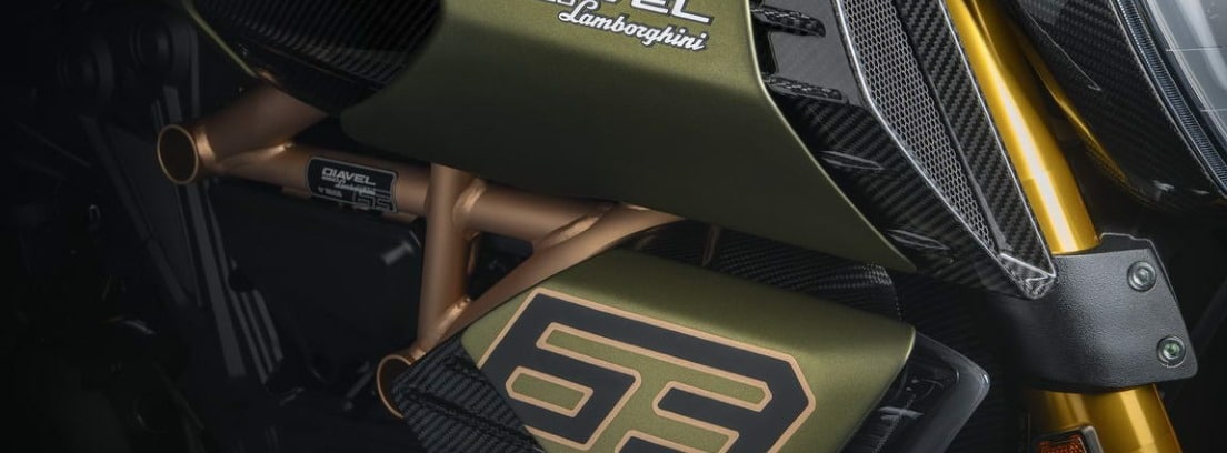 Detalle de decoración de la Ducati Diavel 1260 Lamborghini color Gea Green con el número 63 visible