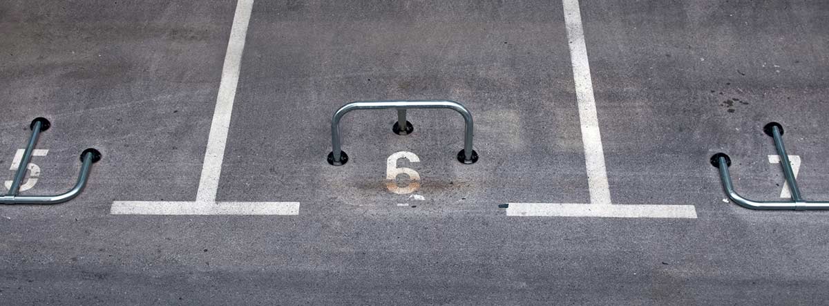 Barrera protectora de una plaza de parking