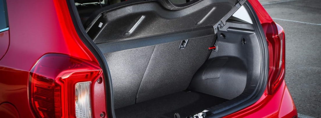 Vista detalles del maletero abierto del nuevo Kia Picanto 2021 rojo