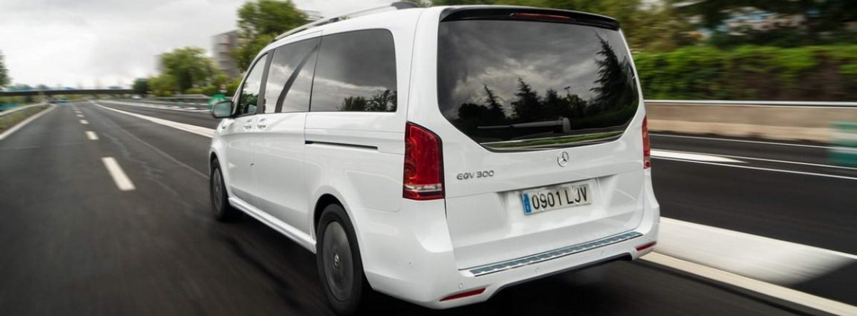 Nuevo Mercedes-Benz EQV blanco circulando por una carretera