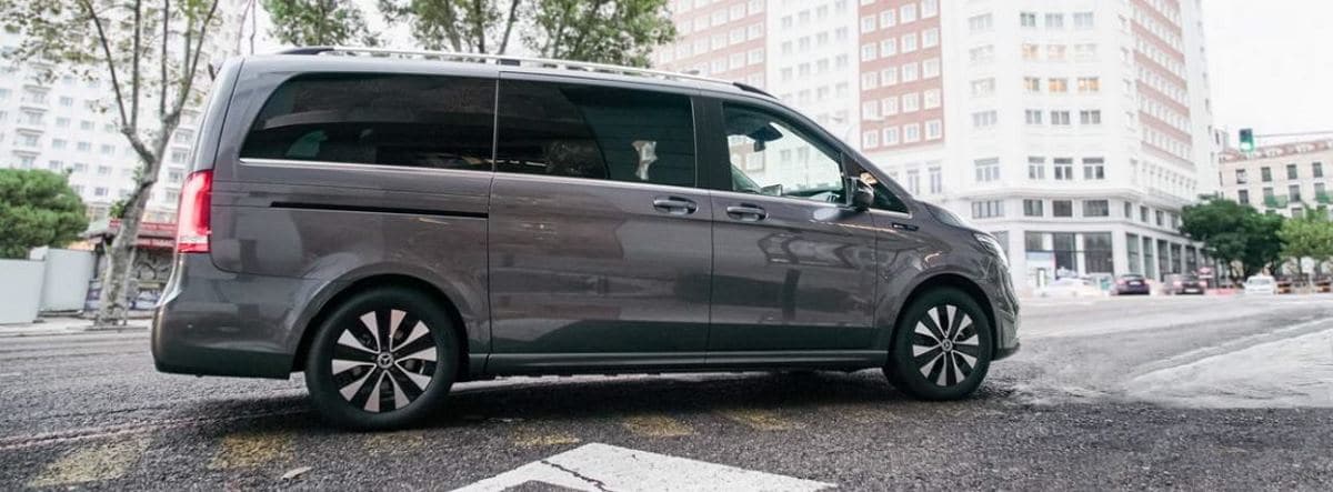 Nuevo Mercedes-Benz EQV gris circulando por una ciudad