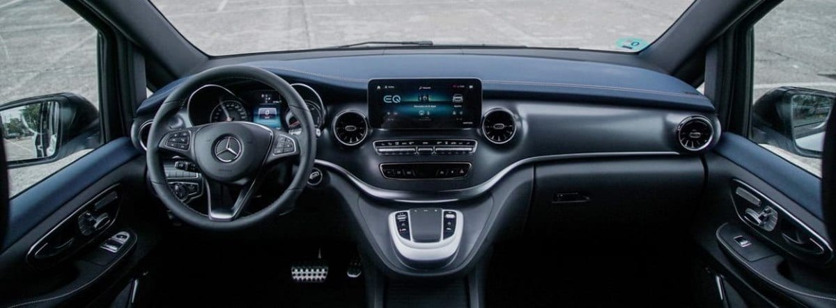 Vista del volante, consola central y salpicadero del nuevo Mercedes-Benz EQV