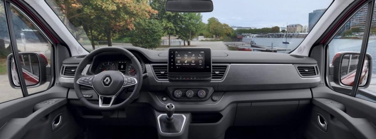 Vista del volante, consola central y salpicadero del Renault Trafic nuevo