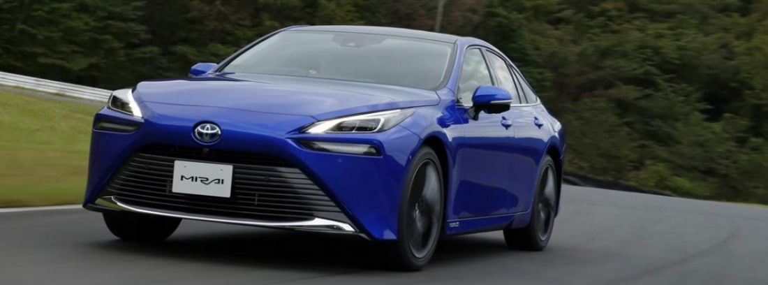 Nuevo Toyota Mirai 2021 azul en una curva en carretera