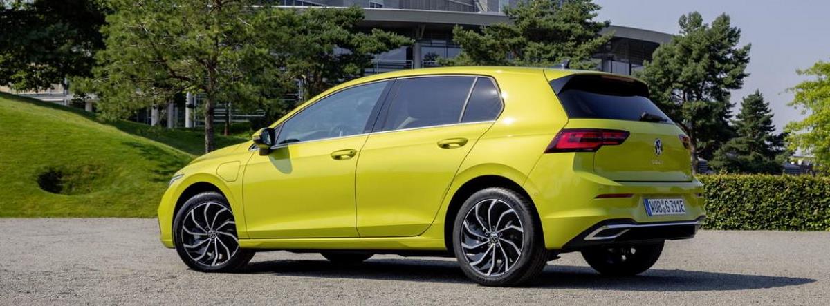 Nueva versión eHybrid del Volkswagen Golf en amarillo
