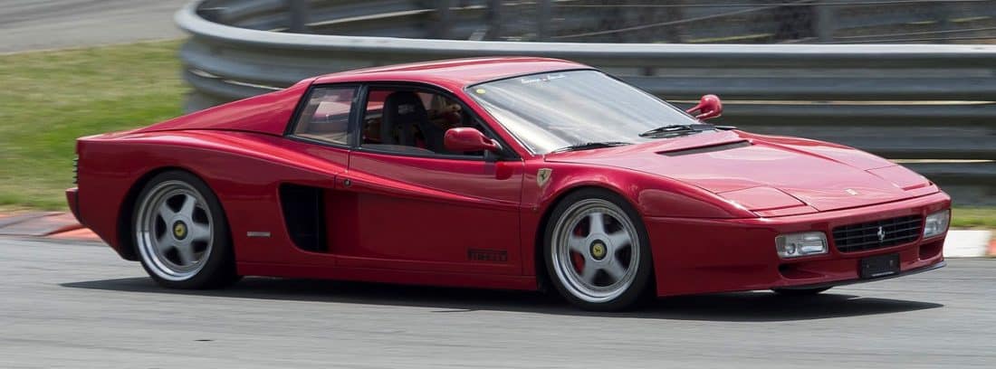 Ferrari Testarossa en un circuito
