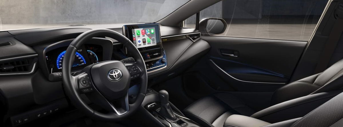 Volante, pantalla y cuadro de mandos del Toyota Corolla Electric Hybrid 2022 