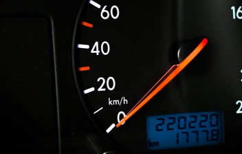 Panel de un coche en el que se muestra su kilometraje